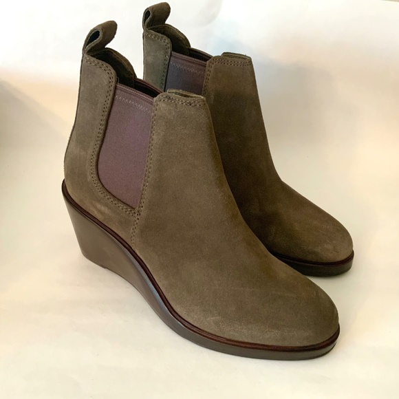 Clarks Women's Clarkdale 2 Top Olive Suede Wedged Booties Chelsea Ankle Boots 9 - Picture 6 of 13